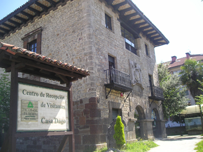 La Casa Dago en Cangas de Onís como Centro de Recepción de Visitantes al Parque Nacional.