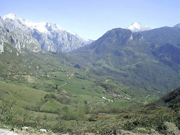 Amieva y al fondo estara el valle de Angn
