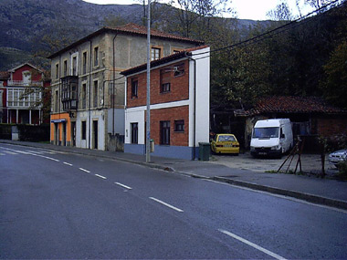 En Panes una de las casas mas estrechas de Asturias.