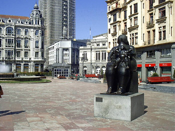Botero en Oviedo. Al fondo el teatro Campoamor sede de los Premios Prncipe de Asturias.