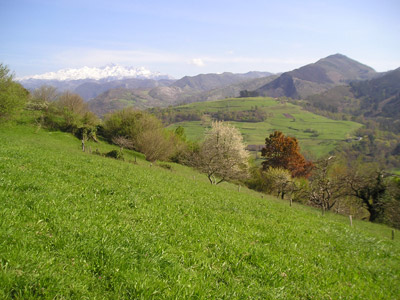 El monte a la derecha en primer plano es el Mirador de Segenco.