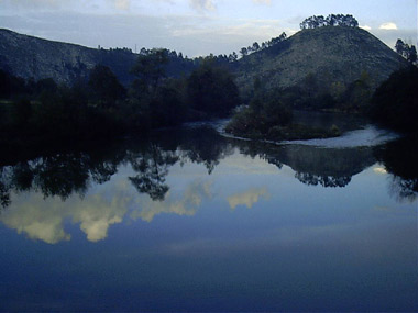 Las nubes en el rio Sella cerca de Cuevas.